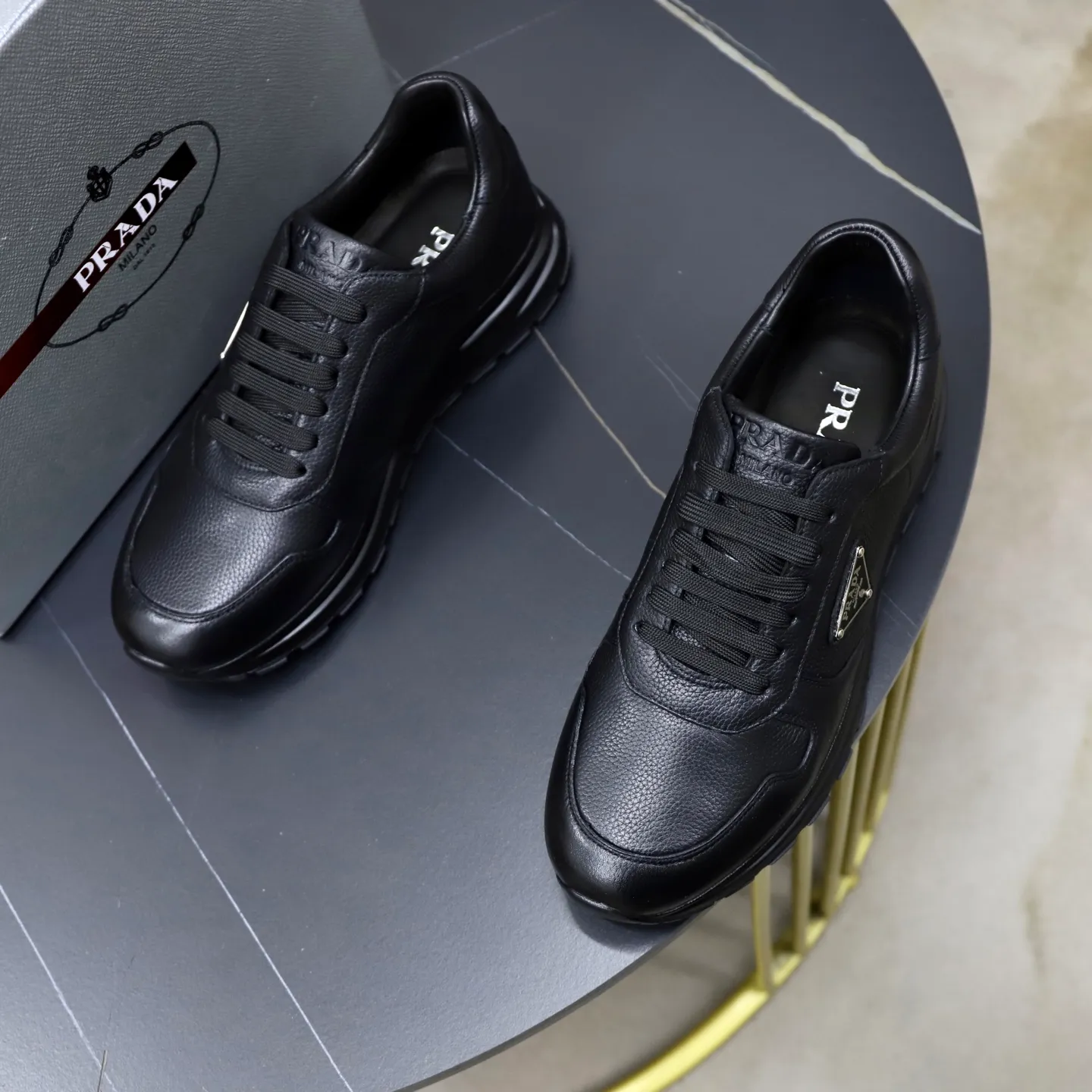 Factory price: 600💰Cow leather lining Brand: PRADA (Prada) Standard code: Men's size 38/44 (45 can be customized) Grade: Same as the official website Material: Original cowhide splicing imported cowhide lining Original combination two-color wear-resistant soft outsole Style category: Leisure and sports version Young fashion European and American trend British style Color: Real picture color
